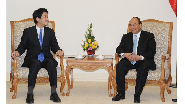 越南政府总理阮春福会见日本首相特别顾问其浦太郎。（陈海 摄）