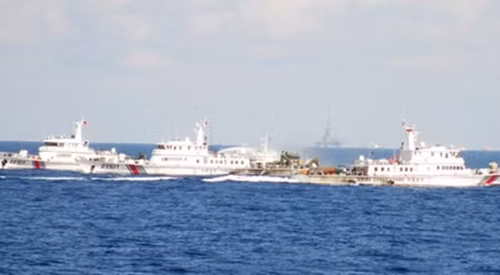 中国船只排成横排，随时准备冲撞越南海上执法船。（图片来源：越南海警网站）