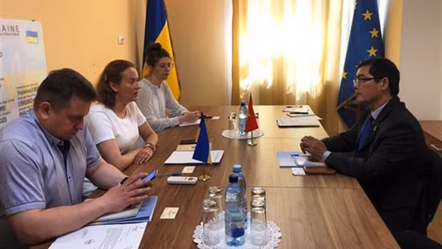 越南驻乌克兰大使阮红石与乌克兰移民局和乌克兰外交部代表举行工作会谈。