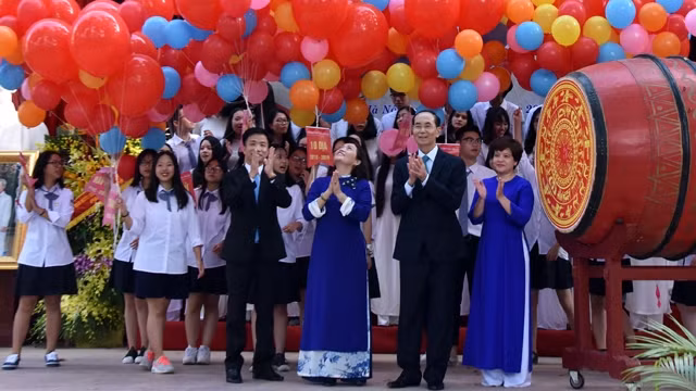越南国家主席陈大光出席朱文安高中开学典礼并打鼓迎开学。维玲 摄