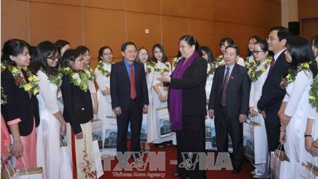丛氏放女士同获奖者交谈。（图片来源：越通社）