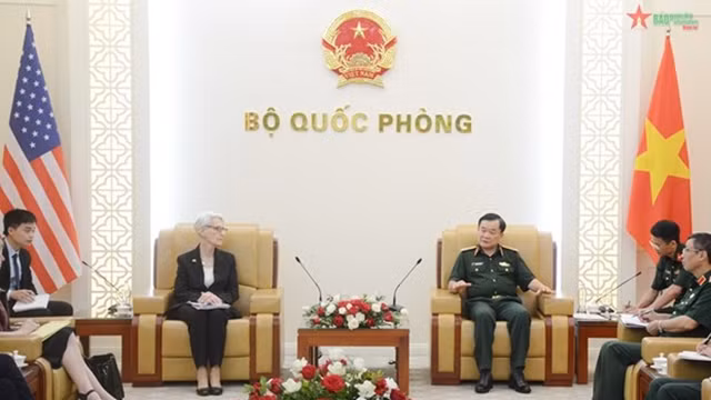 越南国防部副部长黄春战会见美国国务院副国务卿温迪•舍曼。（图片来源：人民军队报）