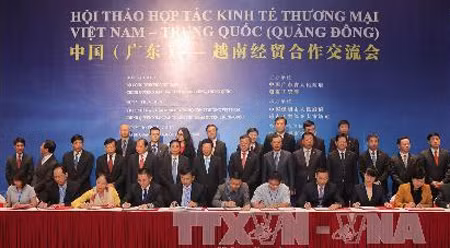 越南-中国企业间合作文件的签约仪式现场。（图片来源：越通社）