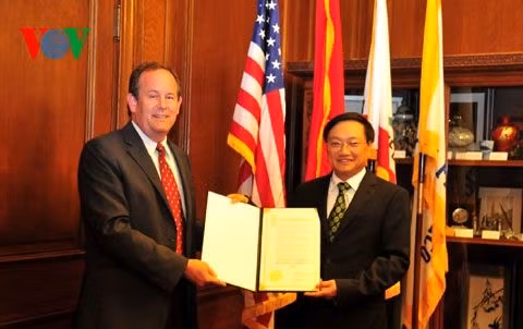 旧金山领导代表向阮伯雄总领事转交旧金山地区和旧金山市声明。 (Photo: 图片来源：越南之声广播电台网。)