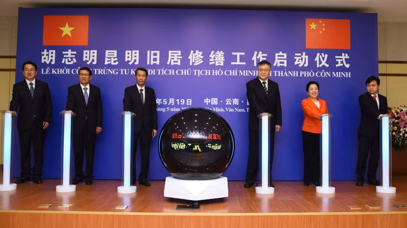 越中双方代表共同启动胡志明主席旧居修缮工作。