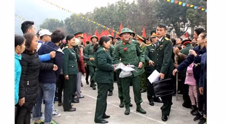 优秀青年奔赴军营，实行护国任务。（图片来源：人民军队报）