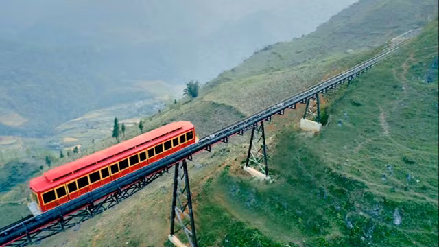 从登山列车上观赏沙坝的美景。（图片来源：zing.vn）