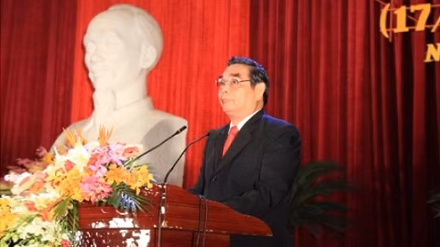 黎鸿英同志在纪念典礼上发表讲话。