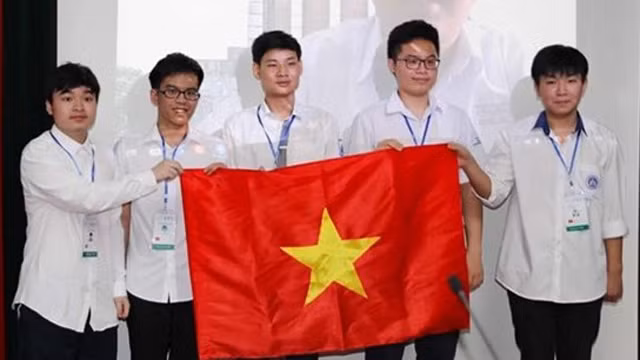 越南学生在越南参加2021年国际数学奥林匹克竞赛开幕式。