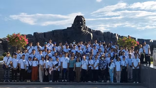 旅外越侨青年代表团在越南英雄母亲塑像群体合影。