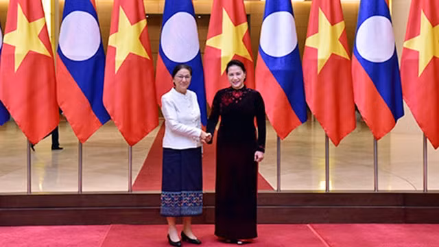 越南国会主席阮氏金银与老挝国会主席巴妮·雅陶都。（图片来源：人民代表报）