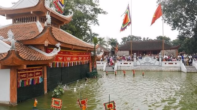 各位代表对越南水上木偶戏表演印象深刻。（图片来源：经济都市报）