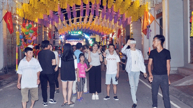 广河市镇步行街吸引游客大量前来参观。（图片来源：广宁报网）