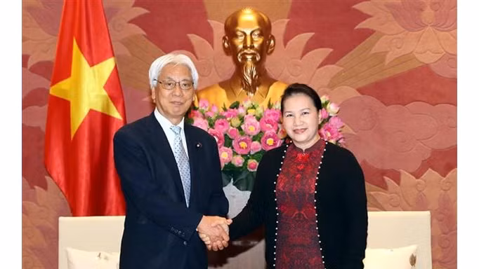 国会主席阮氏金银会见日本参议院副议长小川敏夫。（图片来源：越通社）