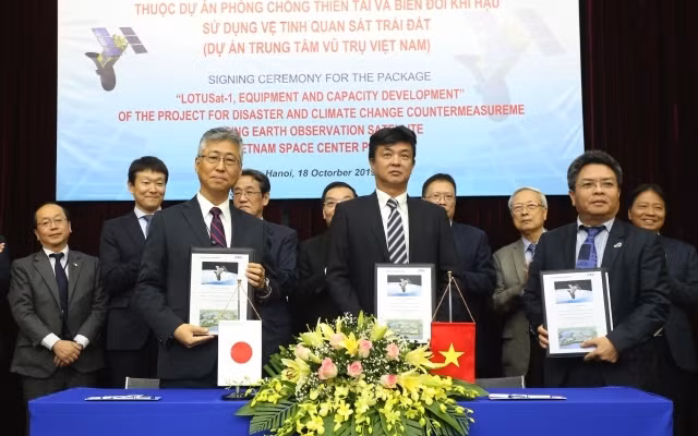 “LOTUSat-1卫星-设备与人力培训一揽子投标”签字仪式