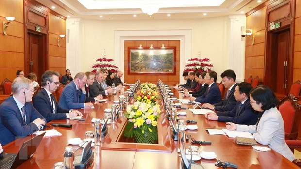与英国《联合国气候变化框架公约》第二十六次缔约方大会特使约翰·默顿就有关COP26举行工作会议。（图片来源：越通社）