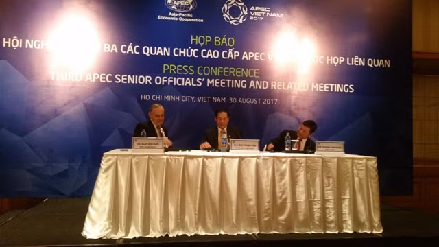 2017年APEC第三次高官会及相关会议的记者会场景。