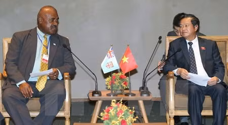 国会副主席杜伯巳会见斐济议会副议长南达诺。（图片来源：越通社）