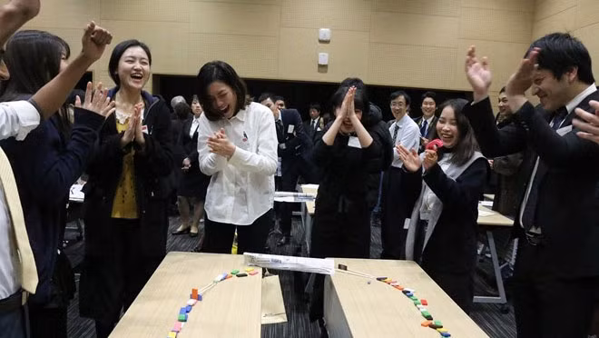 活动上开心的气氛。