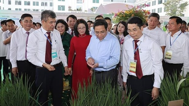 范明正总理参观展位。（图片来源：越通社）