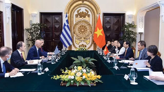 裴青山部长与希腊外长尼科斯•科齐阿斯举行会谈。