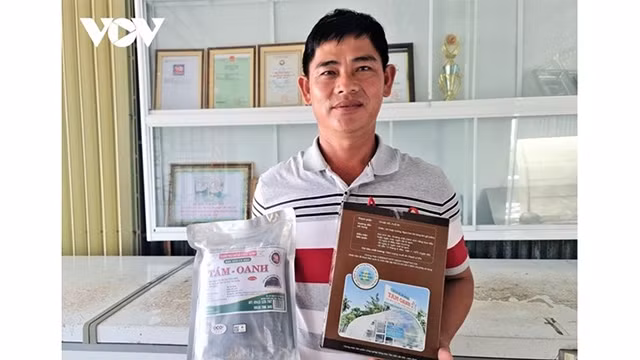 巴莺谷拉米鱼干生产厂老板陈文巴。