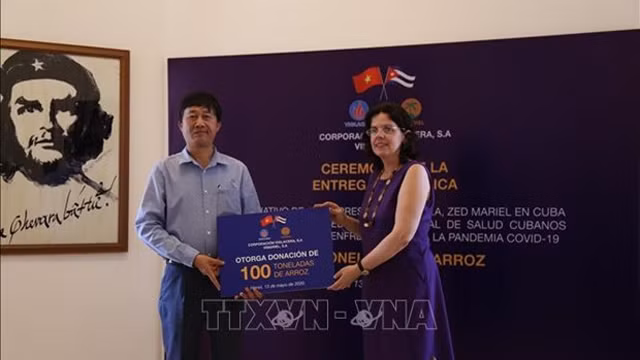 古巴驻越南大使利亚尼斯·里维拉·托雷斯（右）接收100吨大米。