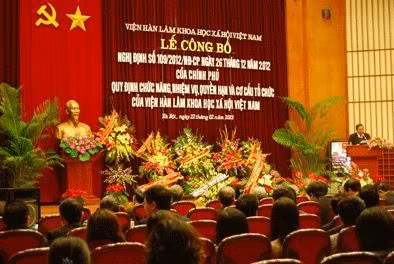 越南政府关于规定越南社会科学翰林院职能、任务、权限及组织结构的第109/2012/NĐ–CP号决议的颁布仪式在河内举办。 (Photo: 图片来源：越南社会主义共和国中央政府门户网站)