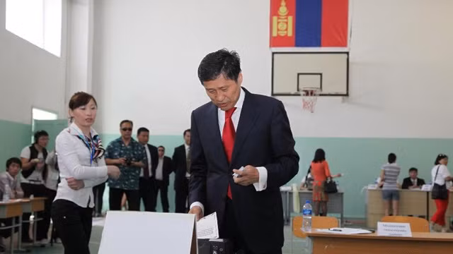 蒙古国总理巴特包勒德在一处投票站投票。 (Photo: 图：新华网)
