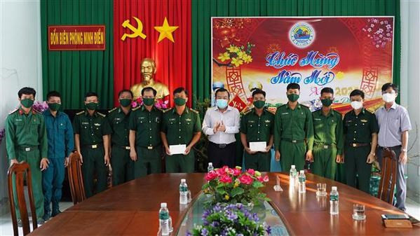 西宁省国会代表团向宁田边防哨所转交国会主席王廷惠的春节慰问品。（图片来源：越通社）