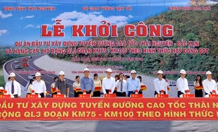 阮晋勇总理出席动工仪式。（图片来源：VGP）