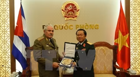 杜伯巳大将和托马斯•瓦尔德斯•赫尔南德斯少将。（图片来源：越通社）