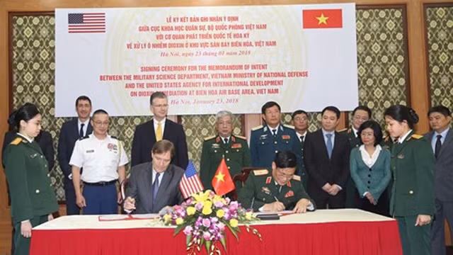 越南国防部副部长阮志咏与美国驻越南大使丹尼尔•克里滕布林克出席签订仪式。