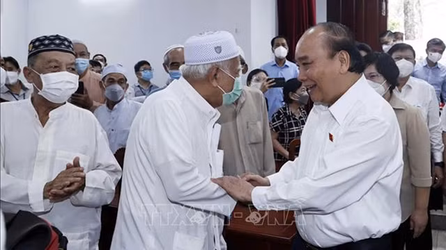 阮春福与选民亲切交流。