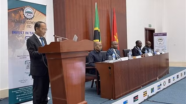 越南驻坦桑尼亚大使阮南进在见面会上发表讲话。（图片来源：越通社）