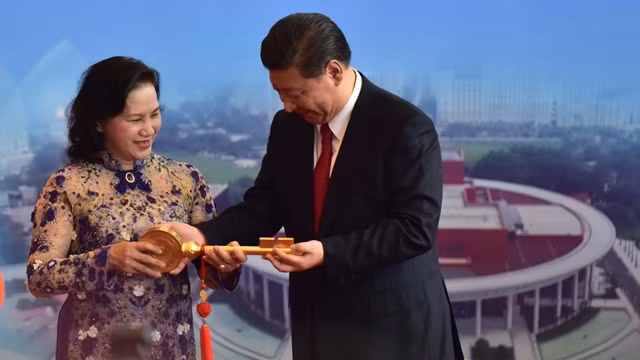 国会主席阮氏金银与习近平同志主持了越中友谊宫的金钥匙交接仪式。