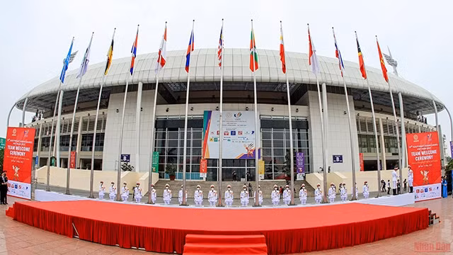 东南亚各国国旗在美亭国家体育场庄严肃穆的气氛中升起。（成达、窍明 摄）