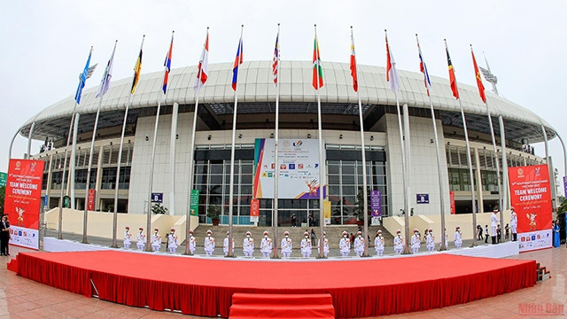 东南亚各国国旗在美亭国家体育场庄严肃穆的气氛中升起。（成达、窍明 摄）