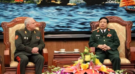 冯光青大将会见白俄罗斯国防部思想工作总局主任古拉·亚历山大·尼古拉耶维奇。（图片来源：人民军报）