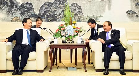 阮春福总理会见中国广西壮族自治区党委书记彭清华。（图片来源：VGP）