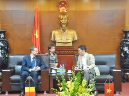 附图：工贸部副部长会见比利时驻越大使Bruno Angelet就在比利时泽布鲁日港设立越南水产品拍卖和分销中心开展讨论。 (Photo: 图片来源：越南水产品加工与出口协会网站)