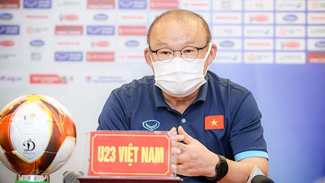 朴恒绪教练在新闻发布会上发言。