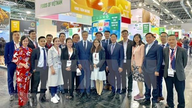 参展的越南各家企业代表。（图片来源：越通社）