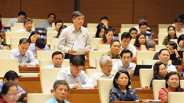 国会代表在会上发表意见。