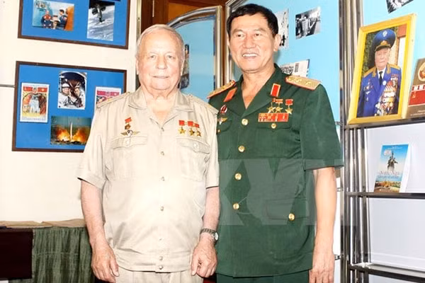 范遵中将和戈尔巴特科少将。（图片来源：越通社）