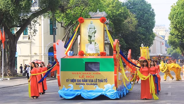 纪念黎太祖皇帝登基590周年的游行活动。（图片来源：新河内报）