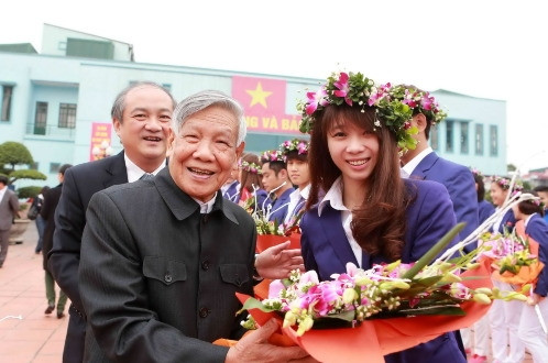前越共中央总书记黎可票和越南武术选手杨翠薇。(图片来源：《年轻报网》)