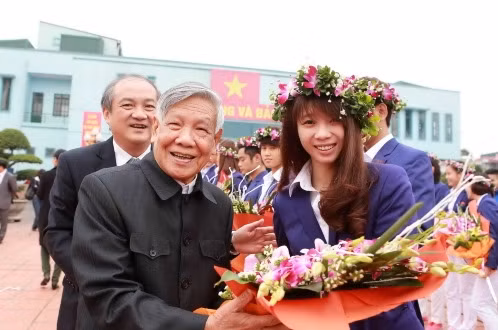 前越共中央总书记黎可票和越南武术选手杨翠薇。(图片来源：《年轻报网》)
