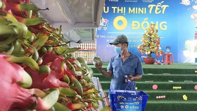 贫困人在“零越盾”春节小超市购物。