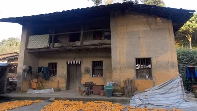 侬族人的土坯房。